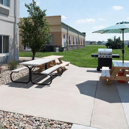 Holiday Inn Express Hotel & Suites Burlington By Ihg Exterior photo