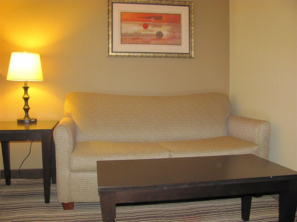 Holiday Inn Express Hotel & Suites Burlington By Ihg Room photo
