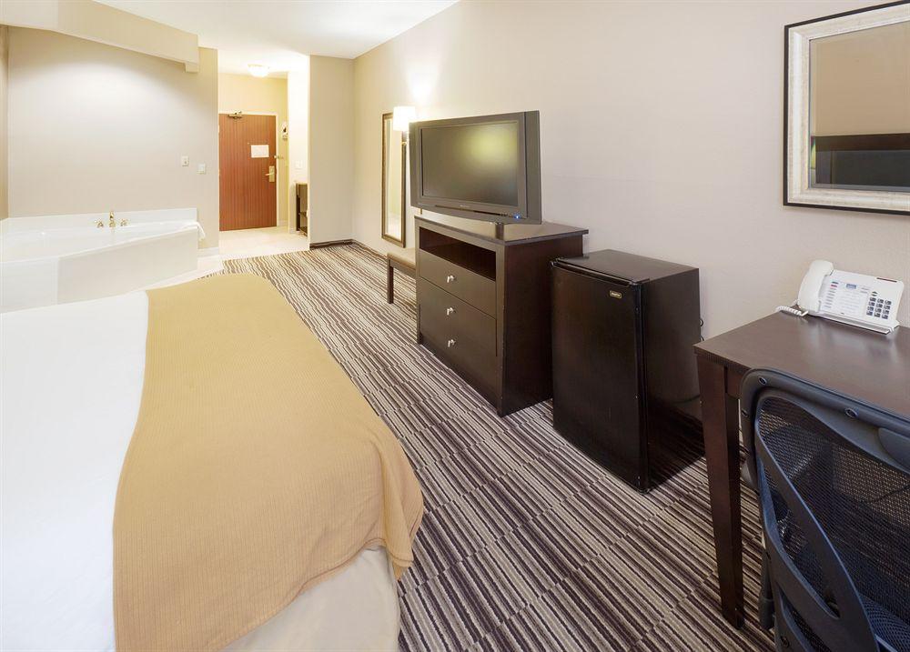 Holiday Inn Express Hotel & Suites Burlington By Ihg Room photo