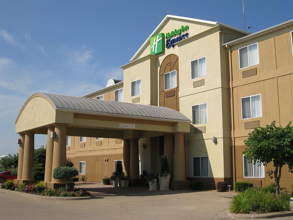 Holiday Inn Express Hotel & Suites Burlington By Ihg Exterior photo