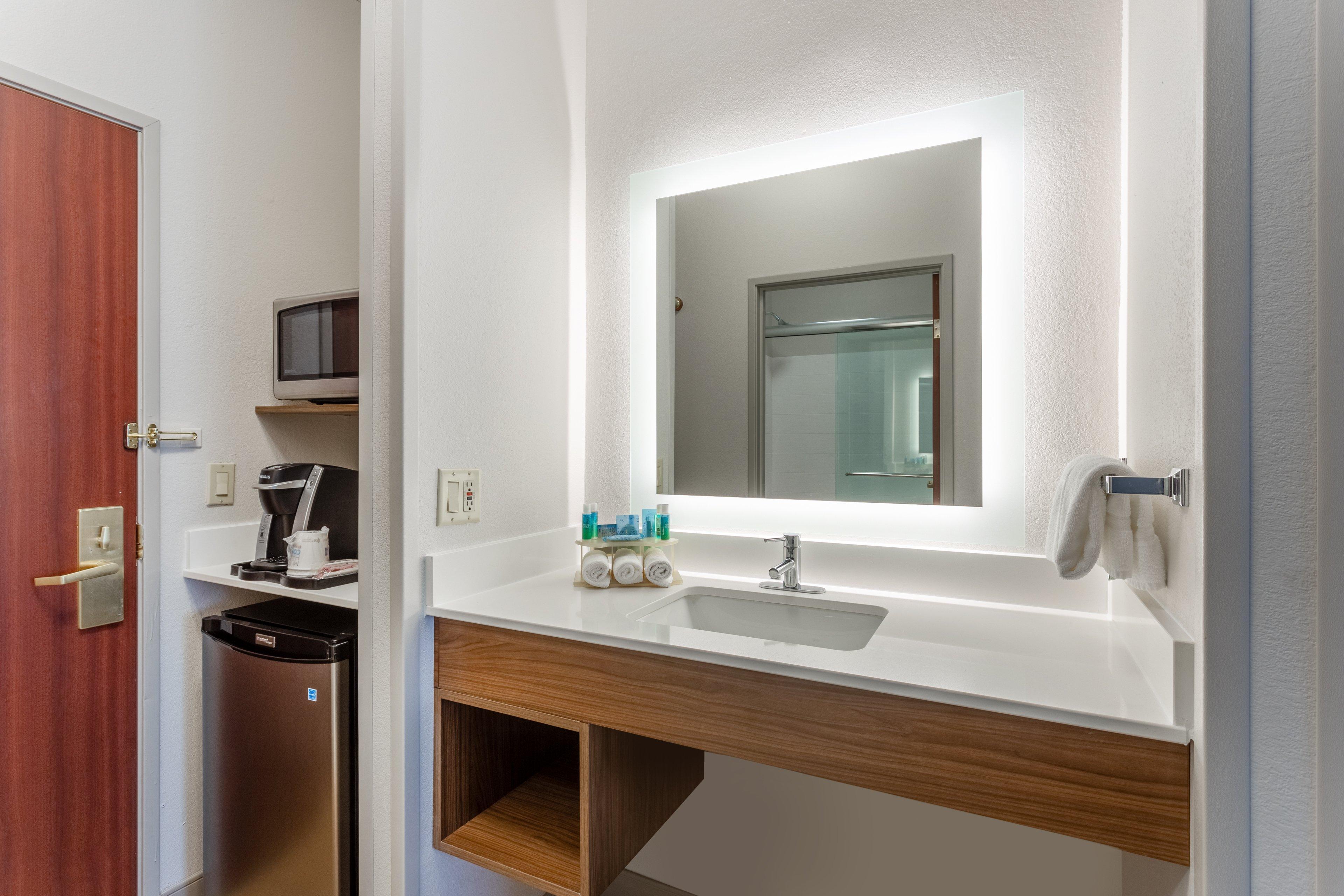 Holiday Inn Express Hotel & Suites Burlington By Ihg Exterior photo