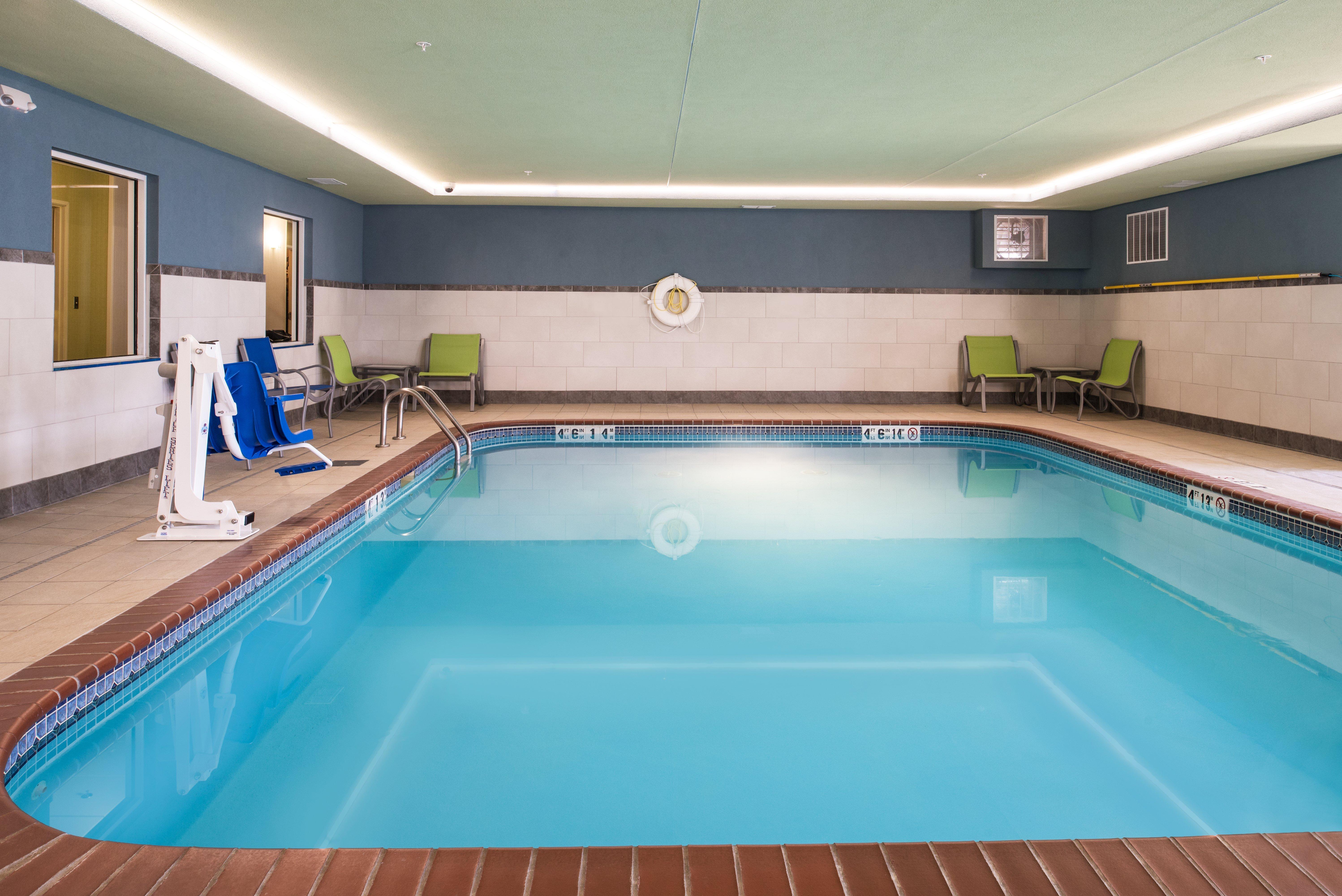 Holiday Inn Express Hotel & Suites Burlington By Ihg Exterior photo