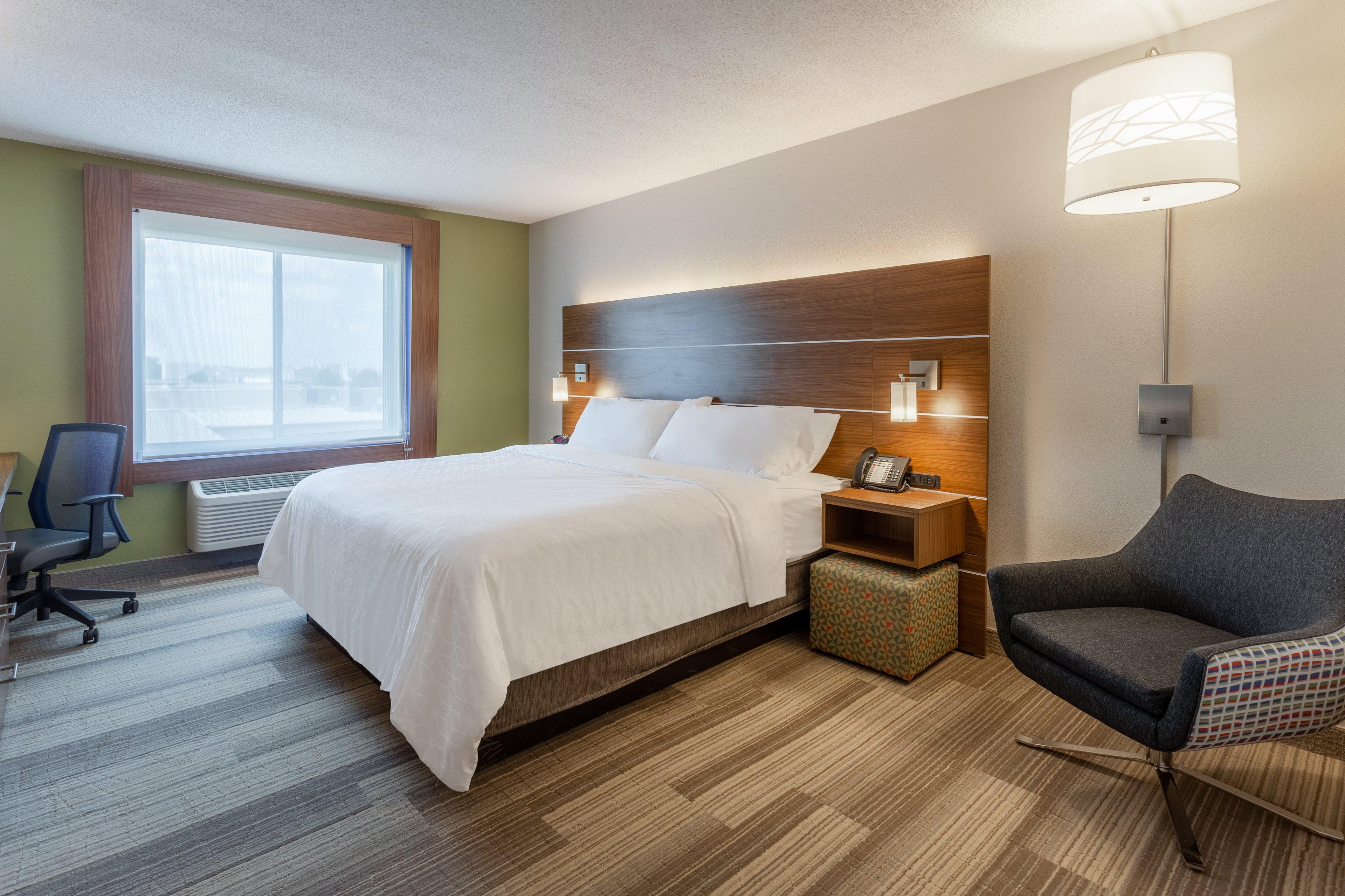 Holiday Inn Express Hotel & Suites Burlington By Ihg Exterior photo