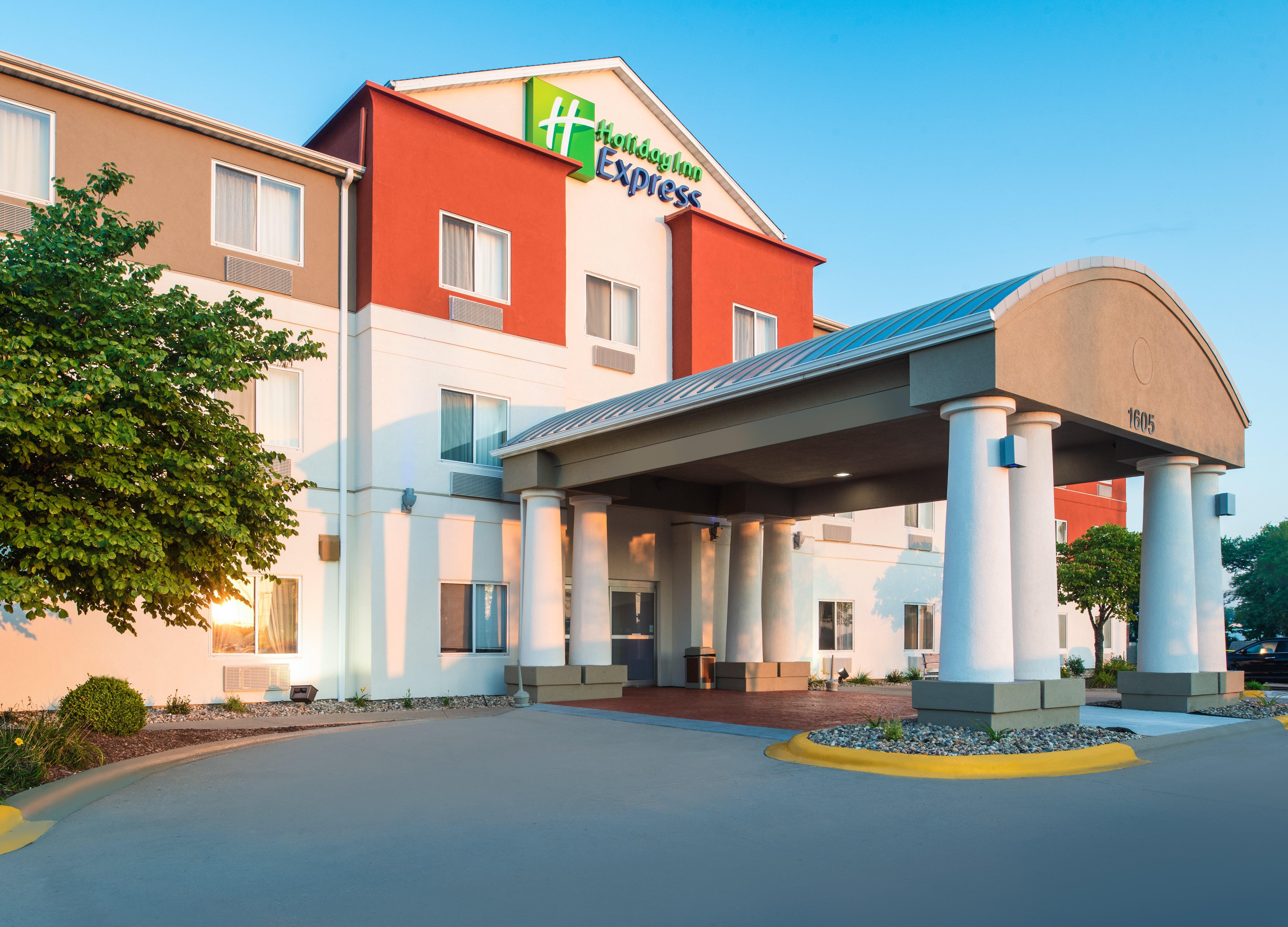 Holiday Inn Express Hotel & Suites Burlington By Ihg Exterior photo