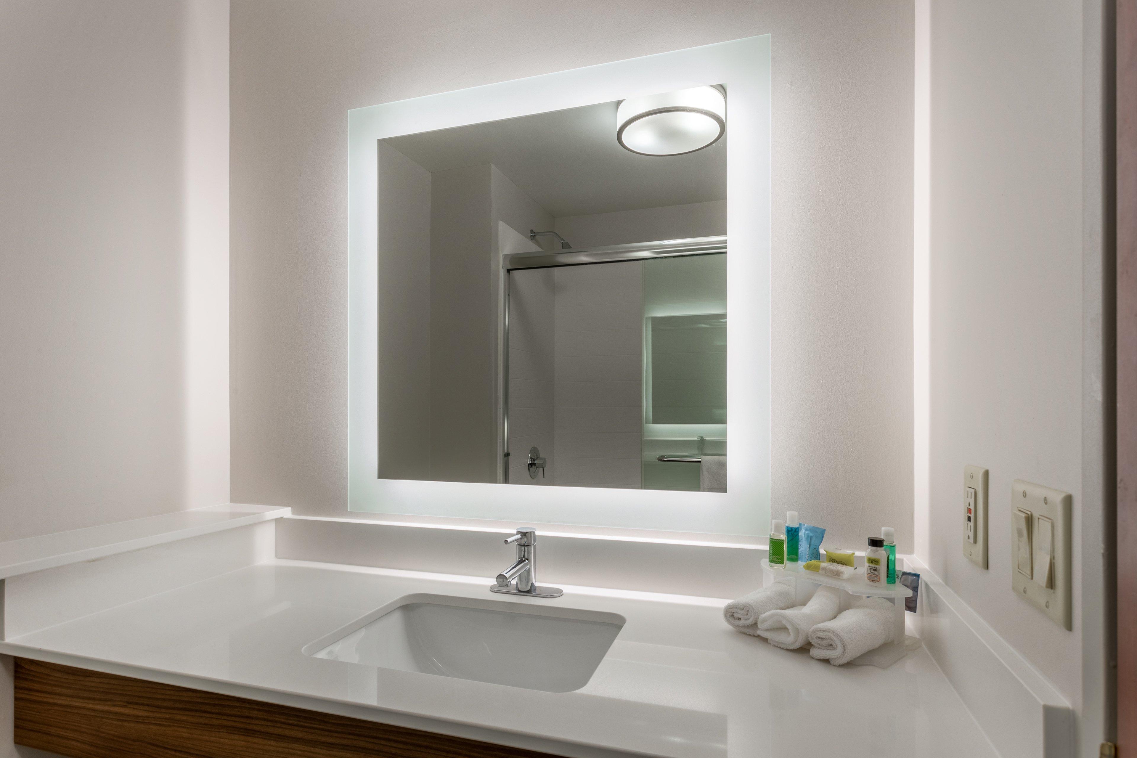 Holiday Inn Express Hotel & Suites Burlington By Ihg Exterior photo