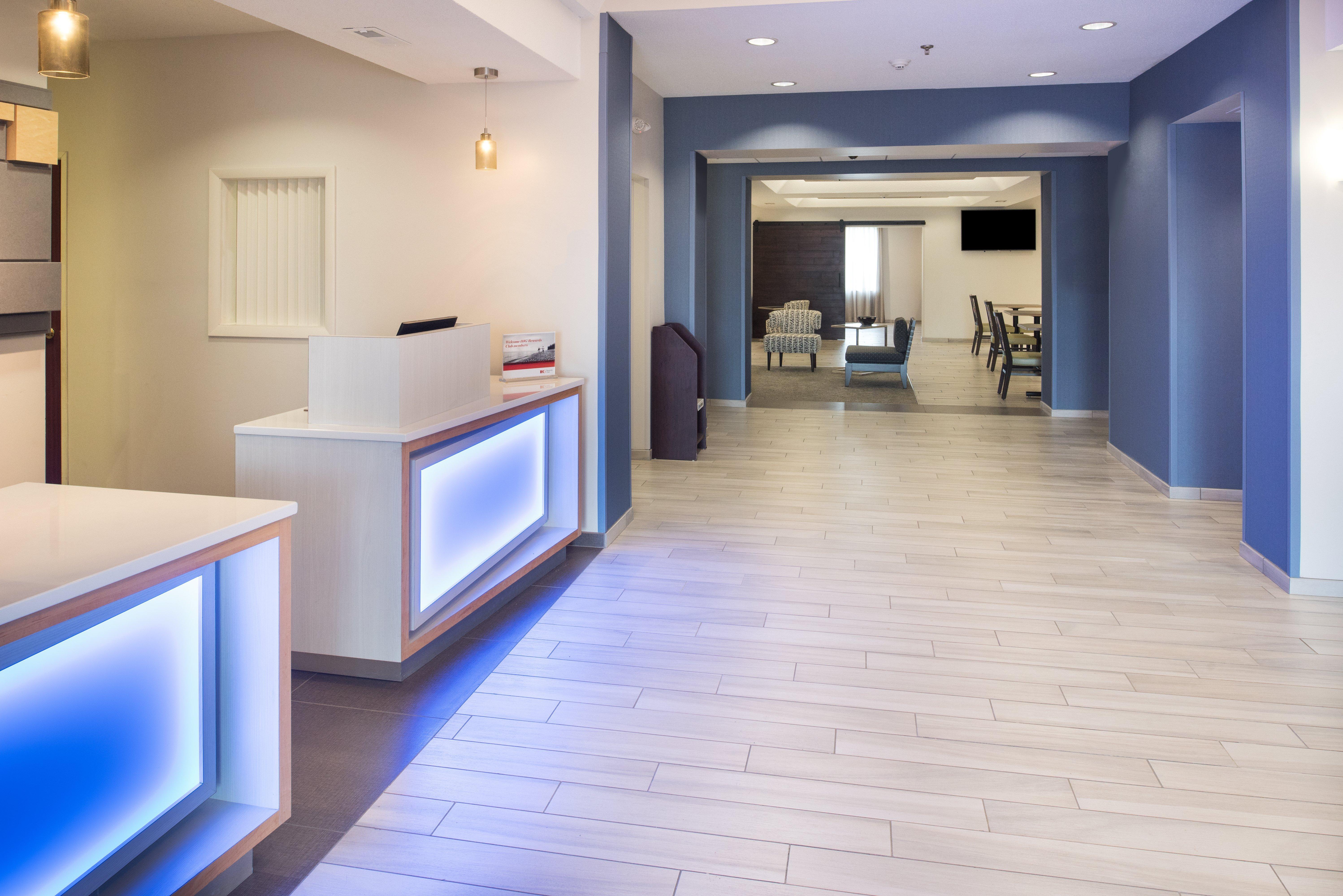 Holiday Inn Express Hotel & Suites Burlington By Ihg Exterior photo