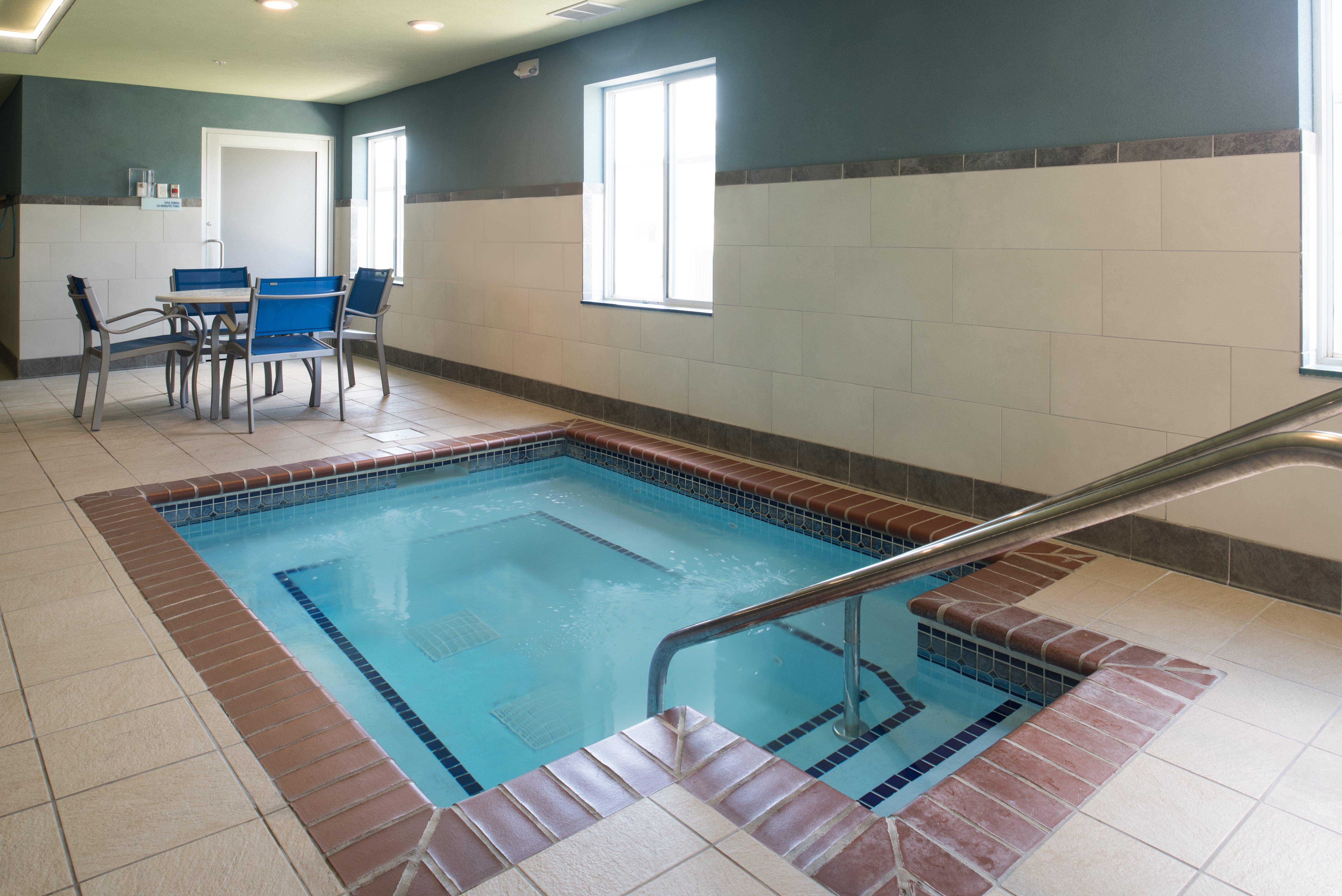 Holiday Inn Express Hotel & Suites Burlington By Ihg Exterior photo