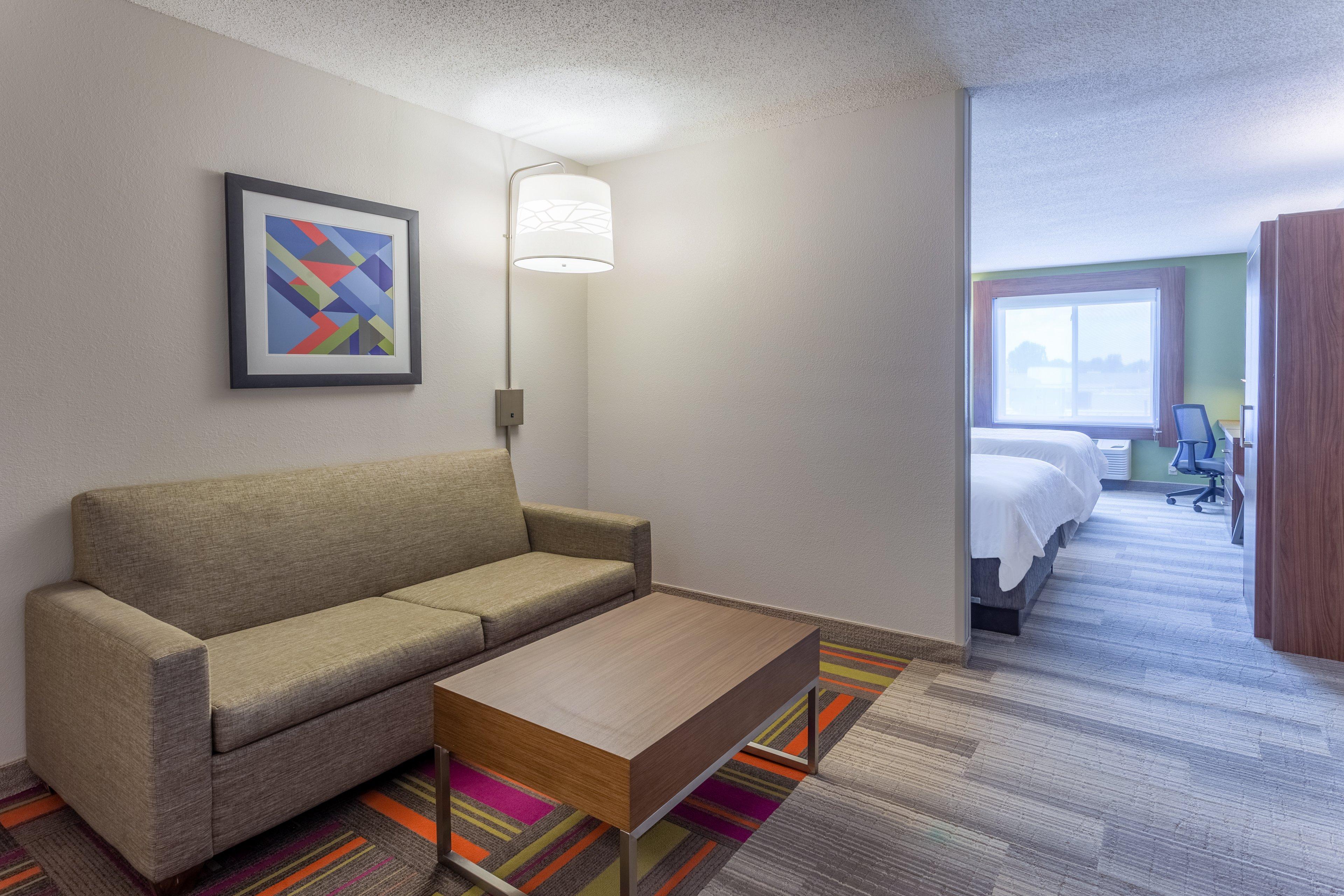 Holiday Inn Express Hotel & Suites Burlington By Ihg Exterior photo
