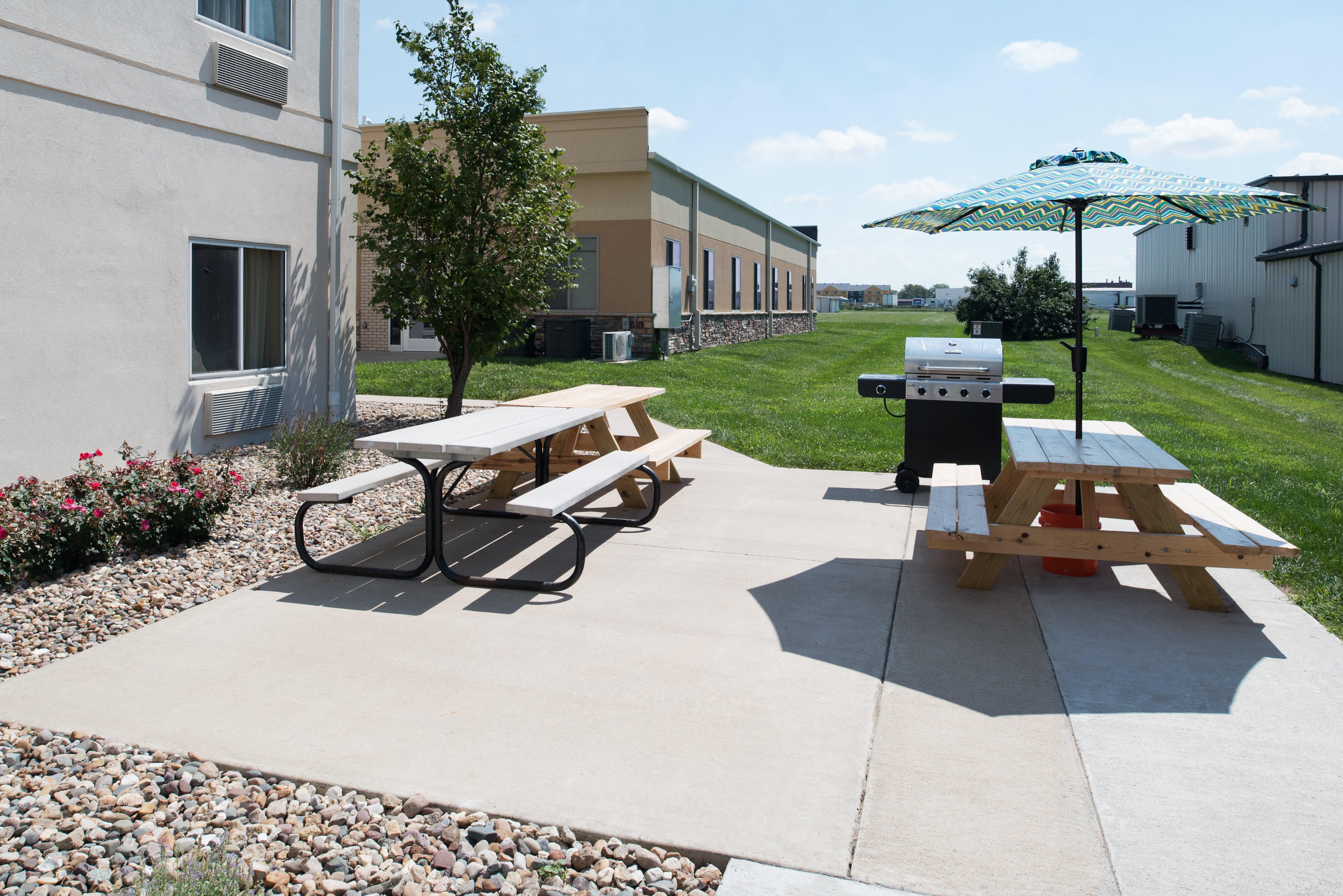 Holiday Inn Express Hotel & Suites Burlington By Ihg Exterior photo
