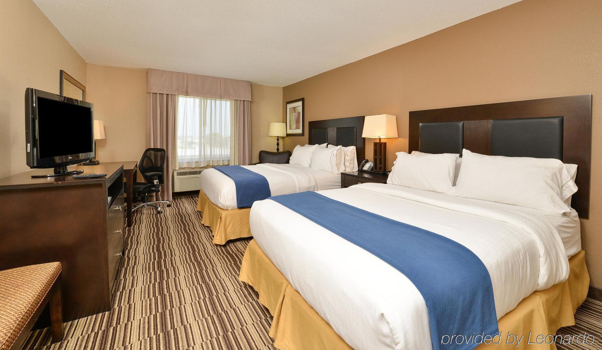 Holiday Inn Express Hotel & Suites Burlington By Ihg Exterior photo