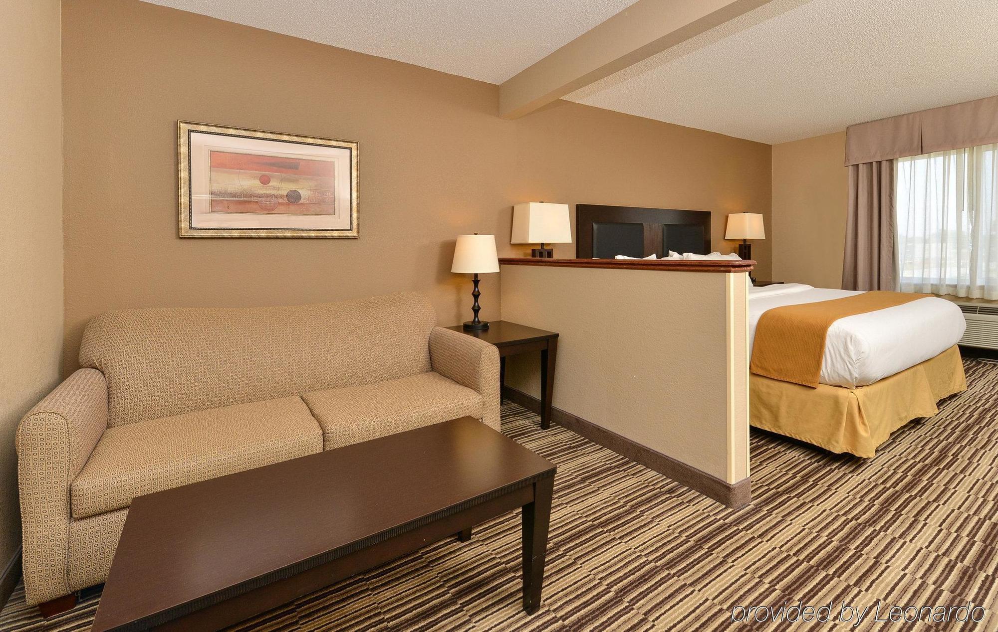 Holiday Inn Express Hotel & Suites Burlington By Ihg Exterior photo